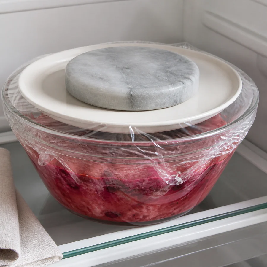 Cuenco con mezcla de bayas cubierto en un refrigerador