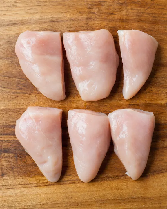 Pechugas de pollo cortadas en trozos iguales