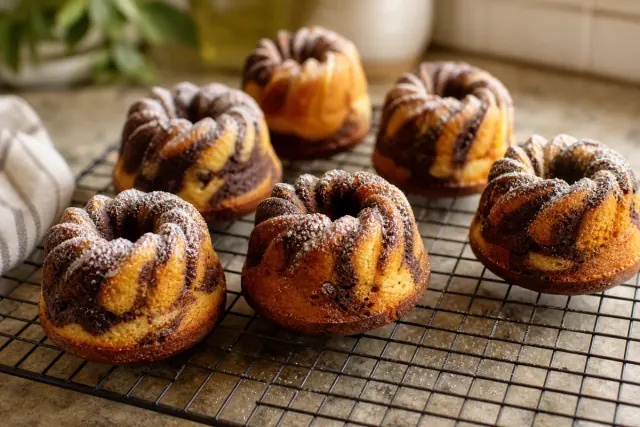 Mini pasteles bundt enfriándose con azúcar glas