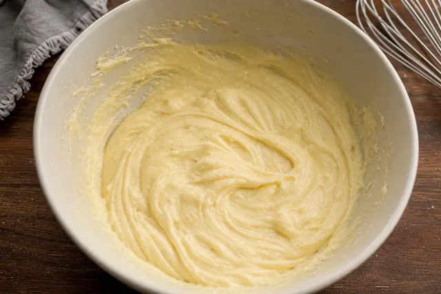 Masa de pastel suave tras añadir huevos