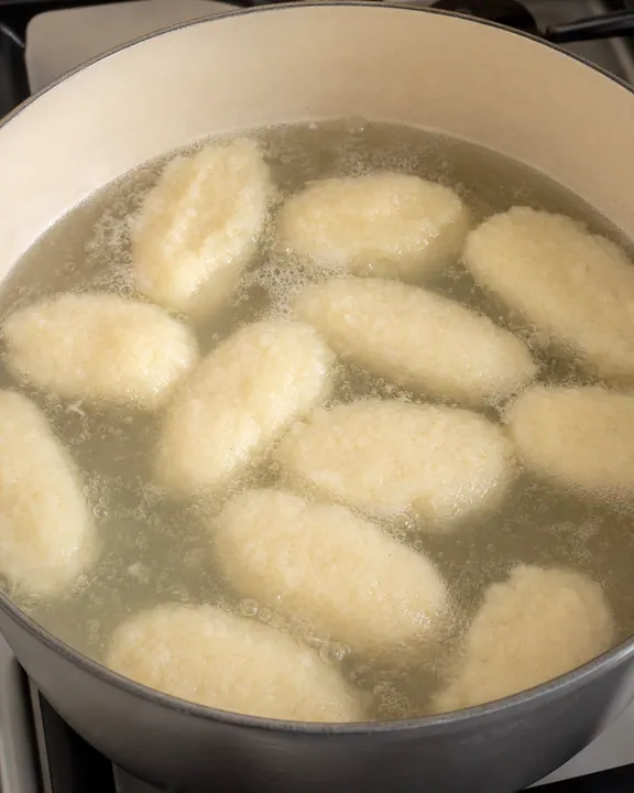 Albóndigas de sémola cociéndose a fuego lento