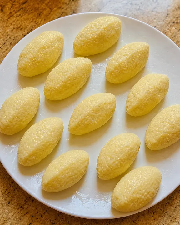 Albóndigas de sémola formadas en un plato aceitado