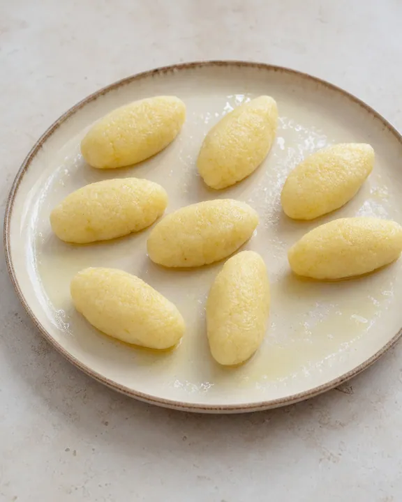 Albóndigas de sémola formadas reposando en un plato