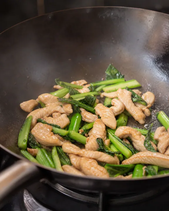 Pollo y brócoli chino salteándose