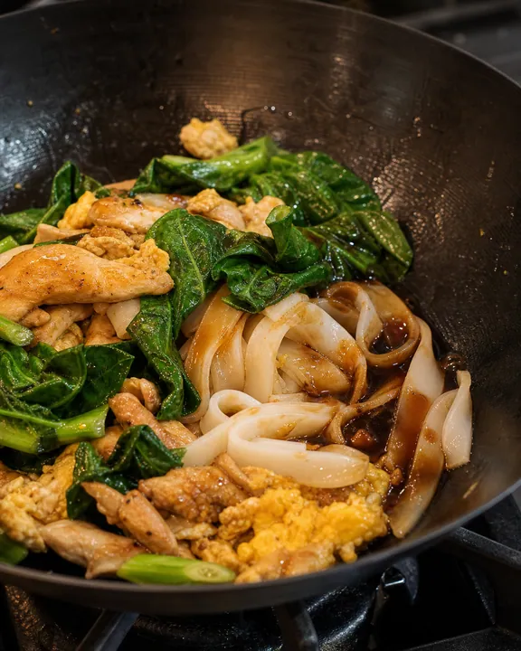 Fideos y salsa añadidos al wok