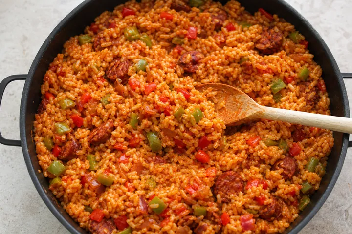 Arroz casi hecho removiéndose en una sartén honda