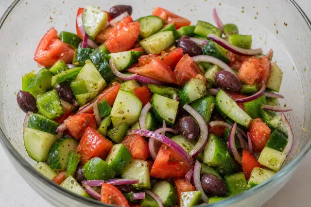 Paso 2 de preparación: Ensalada griega con pepino, pimiento verde, tomate, aceitunas y feta