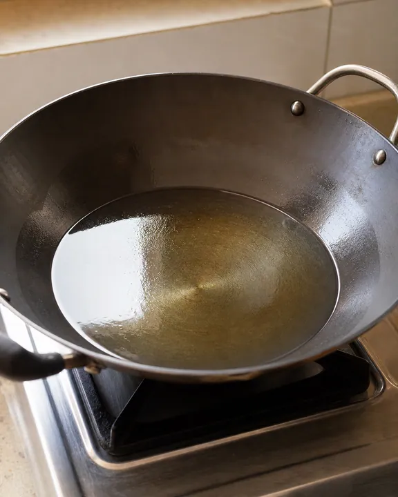 Aceite calentándose en un wok