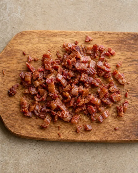 Bacon crujiente picado en trozos pequeños