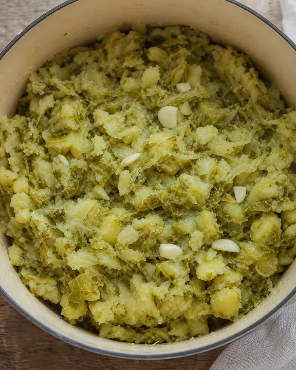 Col y patatas machacadas con ajo