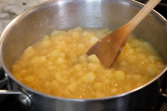 Paso 2 de preparación: Puré de manzana casero con trozos suaves de manzana
