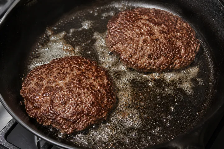 Hamburguesas dorándose en mantequilla