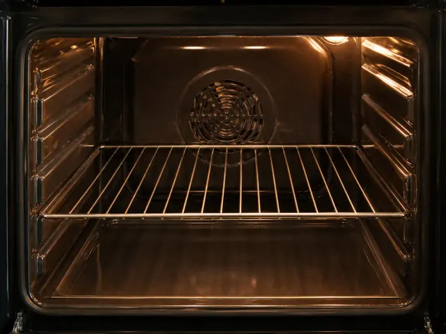תנור ביתי ריק מתחמם לקראת אפיית גרנולה