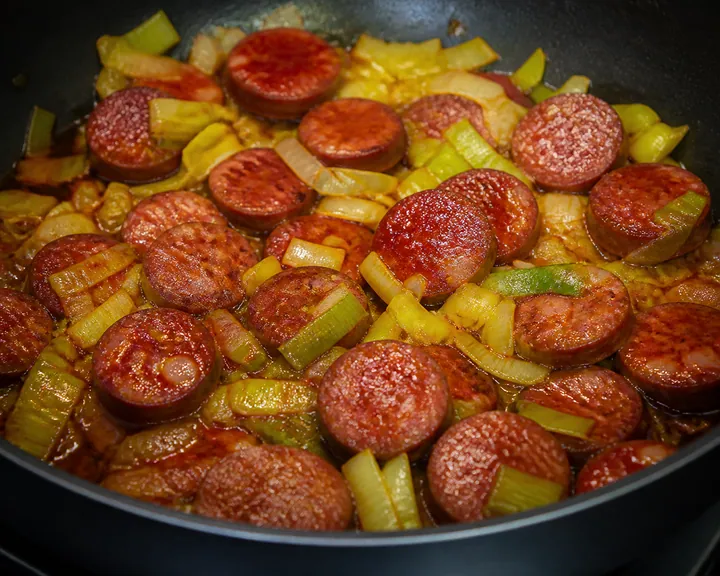 Las lonchas de chorizo se fríen con puerros y segregan grasa roja