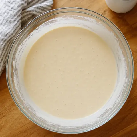 Masa de panqueques suave tras mezclar el suero de leche