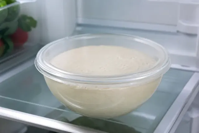Masa de panqueques cubierta reposando en el frigorífico
