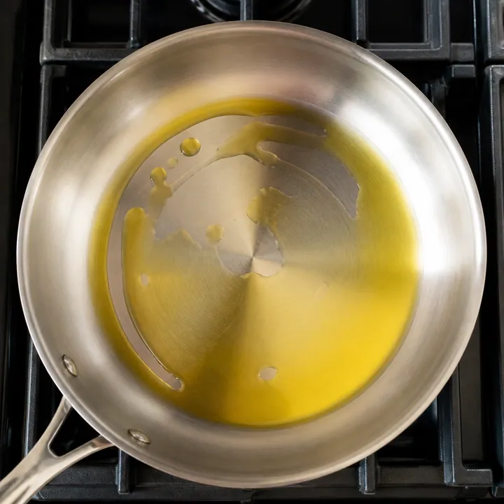 Calentar aceite de oliva dorado en una sartén grande.