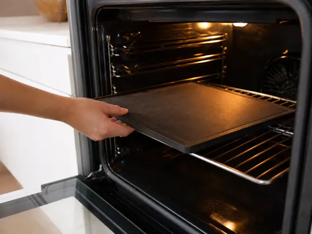 הנחת תבנית אפייה הפוכה על רשת התנור המתחמם