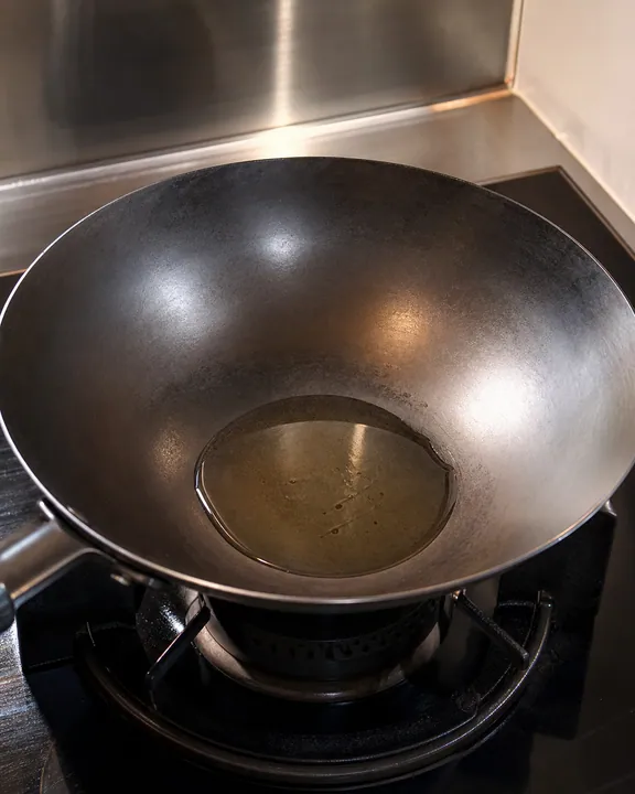 Aceite calentándose en un wok