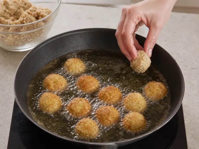 בעזרת ידיים רטובות, יוצרים קציצות עגולות בקוטר 3-4 ס"מ ומטגנים בשמן חם עד שהן מזהיבות.