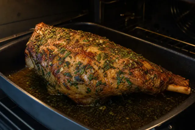 שוק טלה במרינדת עשבים נצלית בתנור