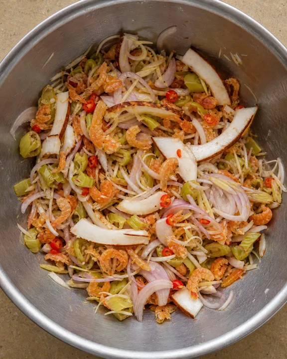 Сушёные креветки, кокос и овощи смешаны в миске