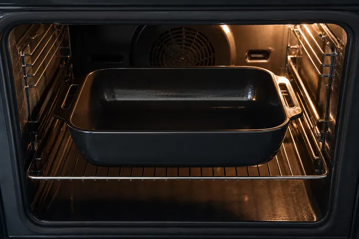 Una fuente de horno vacía calentándose en el horno