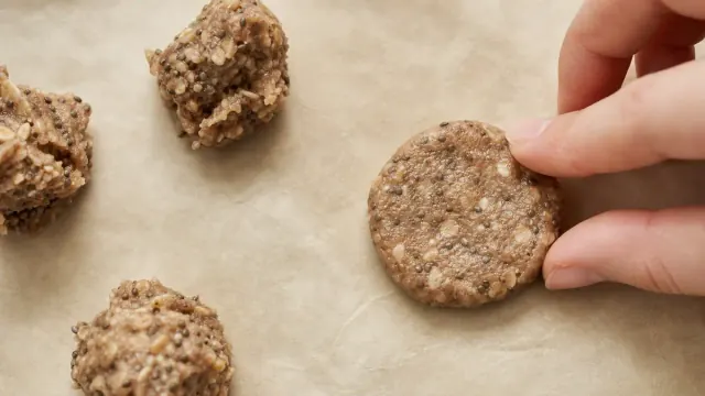 כדור בצק ערמונים ושיבולת שועל משוטח לעוגייה עגולה