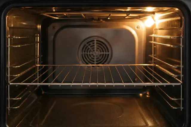 תנור ביתי ריק מתחמם לקראת אפיית מאפינס