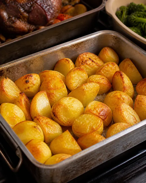 Patatas asadas doradas comprobadas para que se doren uniformemente