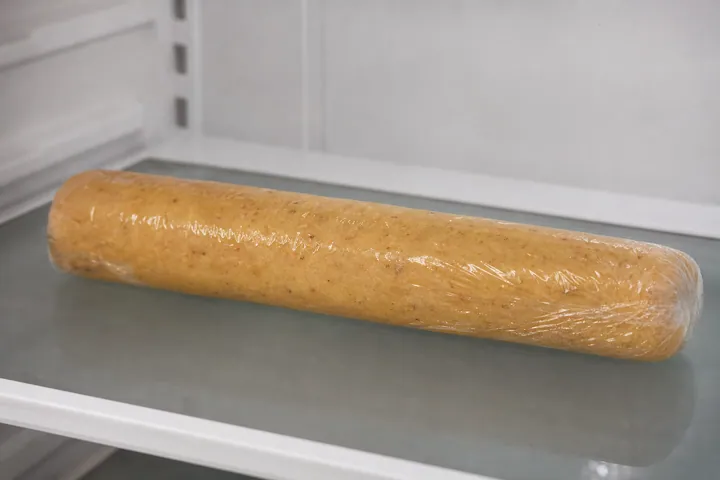 עטיפת גליל הבצק והכנסתו למקרר