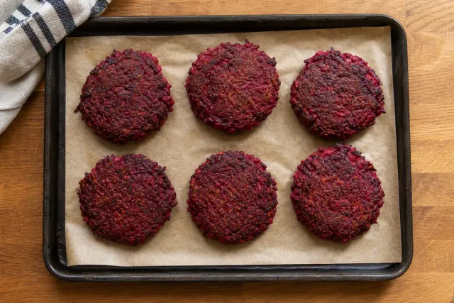 לביבות סלק מועברות לתבנית אפייה