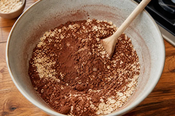 La avena y el cacao en polvo se mezclan en un bol.