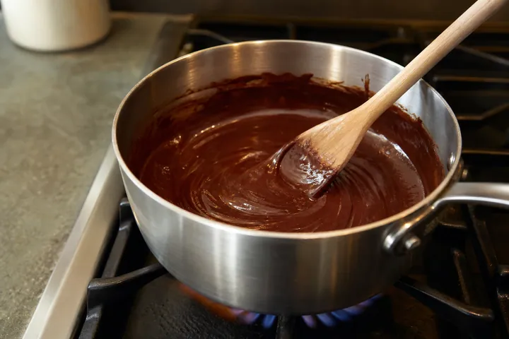 La mezcla de chocolate se cocina mientras se revuelve con frecuencia.