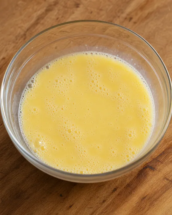 Mezcla de huevo y leche en un bol