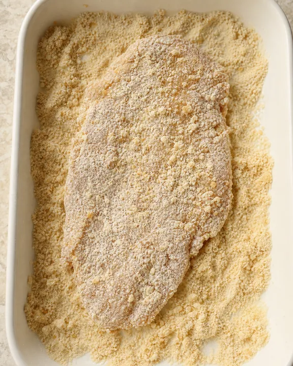 Filete de pollo bien cubierto de rebozado sazonado