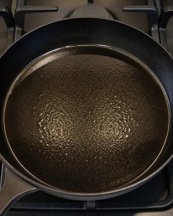 Aceite caliente en una sartén listo para freír